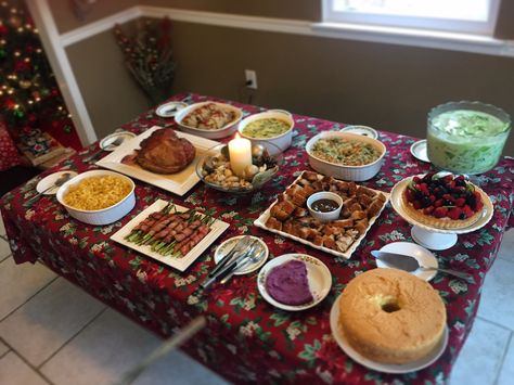 Simple buffet table for Christmas Dinner! Dinner Buffet Ideas, Pinoy Christmas, Christmas Dinner Buffet, Simple Buffet, Dinner Party Buffet, Food Setup, Christmas Buffet Table, Debut Theme, Diy Wedding Food