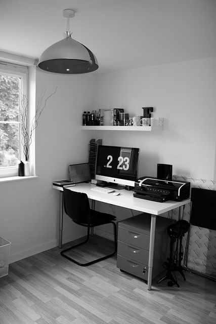 Bedroom And Working Space, Interior Design Dark Wood Floor, Black Study Desk Aesthetic, Black Computer Setup, Desk Setup Black, Minimalist Work Desk, Desk Aesthetic Black And White, Pc Set Up Black And White, Black Minimalist Room