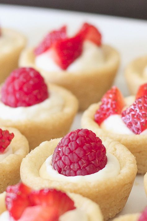 Sugar cookie tarts filled with sweetened cream cheese and topped with berries. Sugar Cookie Tarts, Cookie Tarts, Berry Tarts, Dessert Mini, Tart Filling, Berry Tart, Torte Cupcake, Tea Party Food, Tart Recipe