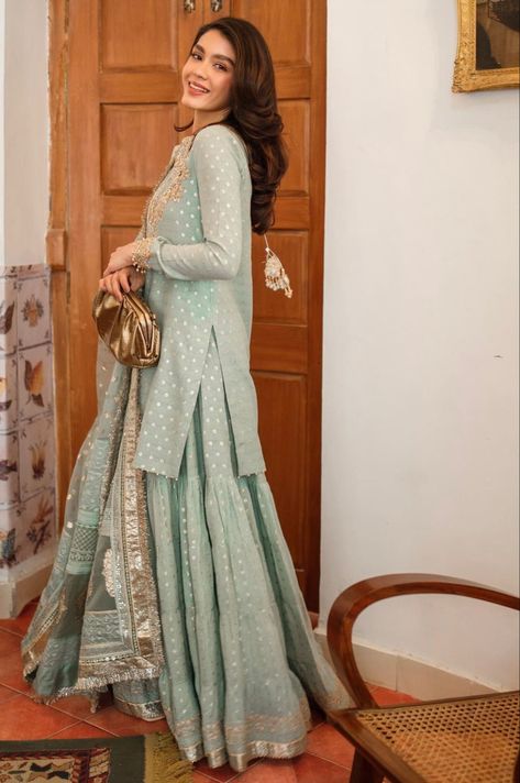 Walima Guest Outfit Pakistani, Nikah Guest Outfit, Nikkah Guest Outfit Ideas, Wedding Guest Outfit Pakistani, Nikkah Guest Outfit, Pakistani Wedding Guest Outfits, Indian Wedding Guest Dress, Indian Summer Dress, Jeans Casual Outfit