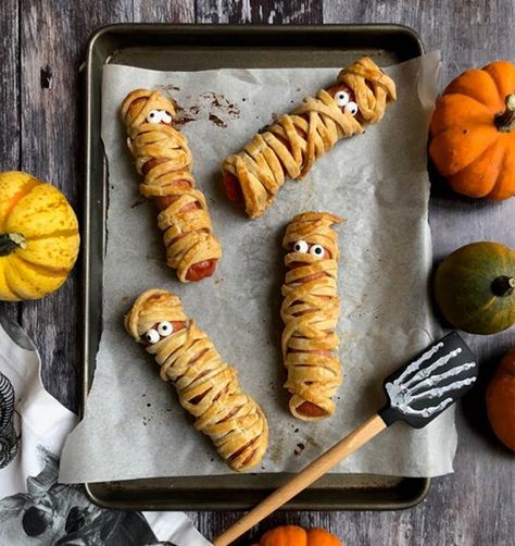 Sausage Mummies, Mummy Hot Dogs Recipe, Halloween Mummy Hot Dogs, Easy Halloween Recipes, Snack Halloween, Halloween Apps, Mummy Hot Dogs, Halloween Themed Snacks, Delicious Halloween Treats