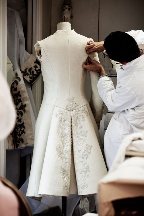 Dior Atelier Haute Couture Coat, Fashion Atelier, Coat Sewing, Sewing Fashion, Couture Details, Dior Couture, Couture Sewing, Fashion Inspiration Design, Haute Couture Fashion