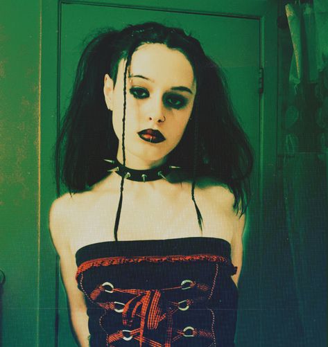 90s Mall Goth Hairstyles, Nu Metal Hairstyles Women, Mall Goth Makeup 90s, Mall Goth 90s Outfits, 90s Goth Hairstyles, Nu Metal Hairstyles, Mall Goth Outfits 2000s, Hair Metal Aesthetic, Mall Goth Hairstyles