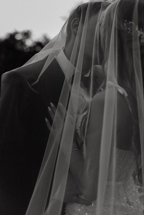 Private Wedding Pictures, Veil Over Bride And Groom, Pearl Veil Wedding Photos, Romantic Editorial Wedding Photography, No Face Wedding Photography, Forehead Kiss Wedding Photo, Just Married Pictures, Groom Kissing Brides Hand, First Look Alternative Ideas