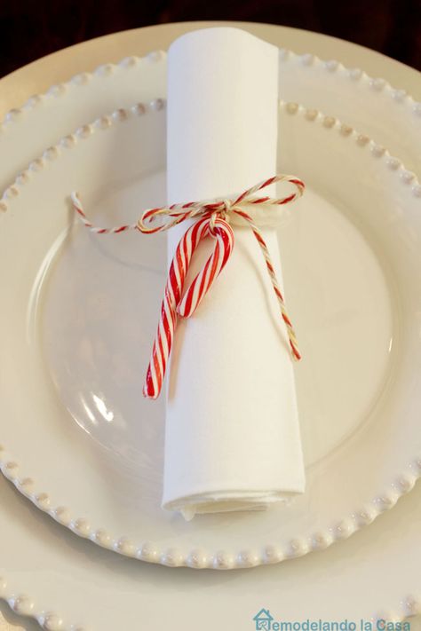 Red Napkins, Christmas Napkin Rings, Ideas Navidad, Polymer Clay Gifts, Red And White Christmas, Christmas Dinner Party, Christmas Tablescape, Days Before Christmas, Holiday Table Decorations