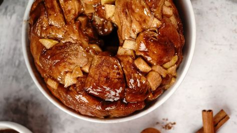 This is probably the best sourdough monkey bread recipe you’ll ever come across. So roll up your sleeves, and grab your sourdough starter, for a phenomenal treat! This delicious pull-apart monkey bread makes the perfect treat for you and your family. And the best part is, it comes with a thick, sticky caramel sauce! | Best Tips For Baking Monkey Bread | #sourdough #monkeybread #sourdoughstarter Sourdough Monkey Bread, Pull Apart Monkey Bread, Caramel Monkey Bread, Monkey Bread Recipe, Bread Sourdough, Creamed Honey, Salted Caramel Sauce, Monkey Bread, Dough Balls