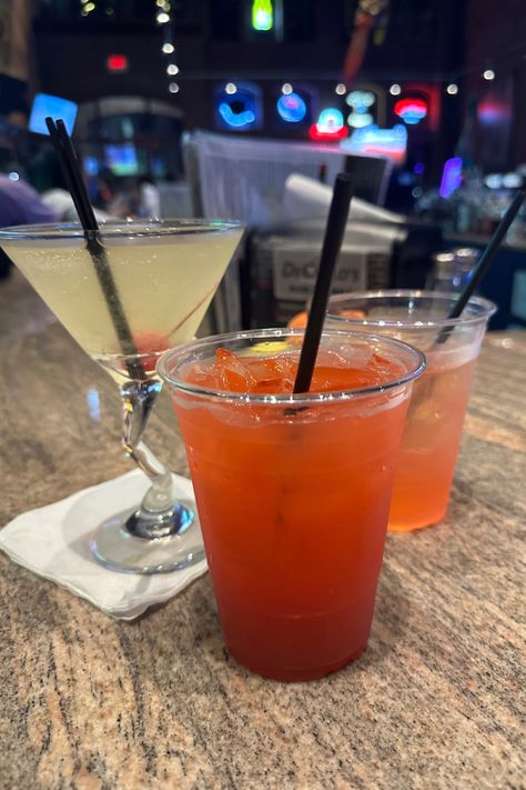 Drinks At Bar, Vacation Drinks, Pretty Alcoholic Drinks, Alcholic Drinks, Spirit Drink, Mixed Drinks Alcohol, Yummy Alcoholic Drinks, Alcohol Aesthetic, Fancy Drinks