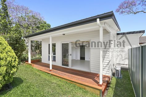 Granny Flat Ideas, Shed Guest House, Vinyl Cladding, Colorbond Roof, Studio Shed, Granny Flats, Backyard Studio, L Shaped Kitchen, Flat Ideas