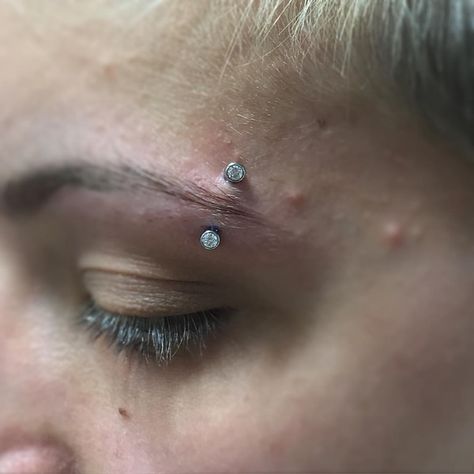 Sparkly Eyebrow Piercing, Eyebrow Piercing Diamond, Diamond Eyebrow Piercing, Eyebrow Piercings, Eyebrow Piercing Jewelry, Surface Piercing, Eyebrow Jewelry, Piercing Inspo, Face Piercings