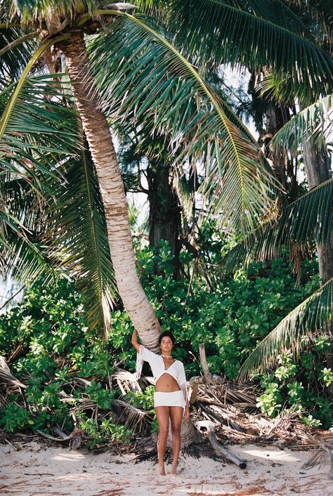 Tropical Beach Photoshoot, Coconut Photoshoot, Rainforest Photoshoot, Tropical Fashion Shoot, Tropical Photoshoot Ideas, Tropical Photoshoot, Hawaii Photoshoot, Beach Instagram Pictures, Hawaii Outfits