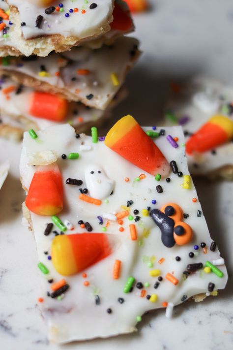 Halloween Saltine Cracker Candy Saltine Cracker Candy, Saltine Cracker Toffee, Cracker Dessert, Saltine Cracker, Halloween Party Food Ideas, White Almond Bark, Cracker Candy, Fun Halloween Treats, Cracker Toffee