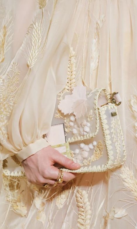 Fendi 2019-20 Fall-Winter Haute Couture Touhou Aesthetic, Fendi Aesthetic, Haute Couture Bags, Fendi 2019, Dresses Haute Couture, Fendi Couture, Haute Couture Dress, Paris Couture Week, Edgy Bags