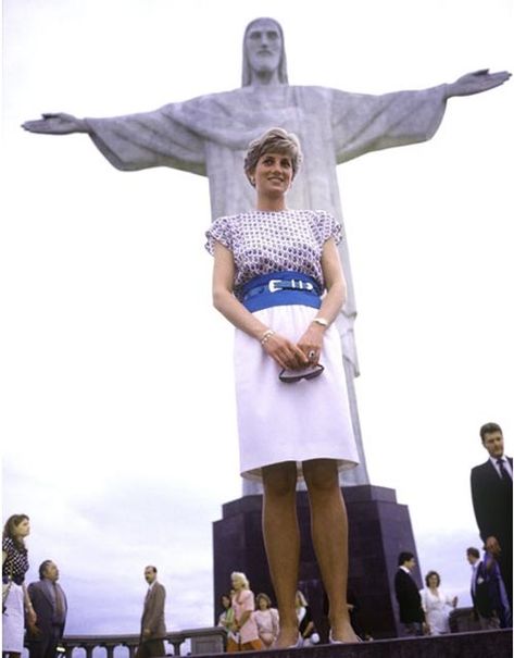 Aclamada pelos brasileiros: 30 anos da visita da princesa Diana e do príncipe Charles ao Brasil! | Rainhas Trágicas Princess Diana Fashion, Princess Diana Family, Queen Of, Prinz Harry, Christ The Redeemer, Princes Diana, Diana Fashion, Diana Princess, Lady Diana Spencer