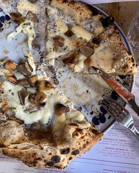 Truffle Pizza, Visual Gallery, Truffle Recipe, Aesthetic Lifestyle, Wine And Dine, Ig Stories, Food Diary, Pretty Food, Aesthetic Food