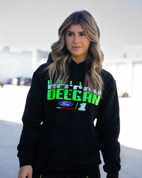 Hailee Deegan, Western Hair Styles, Hailie Deegan, Western Hair, Women Drivers, Danica Patrick, Cheerleading, Race Cars, Ford