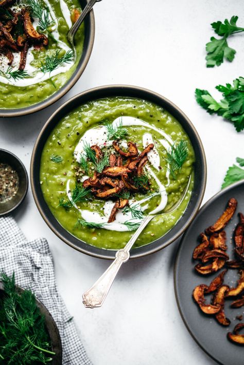 Vegan Split Pea Soup topped with crispy fried mushroom bacon is the comforting dinner you NEED in your life! It's hearty, packed with nutritious ingredients, and even kid-friendly. #vegansplitpeasoup #splitpeasoup #vegansoup #veganrecipes #shiitakebacon #mushroombacon #friedmushrooms #vegandinner #glutenfree #foodphotography #splitpeas #greensoup #healthydinner | crowdedkitchen.com Split Pea Soup Recipes, Best Split Pea Soup, Homemade Split Pea Soup, Pea Soup Vegan, Pea Soup Recipes, Easy Split Pea Soup, Vegan Split Pea, Soup Recipes Vegan, Vegetarian Split Pea Soup