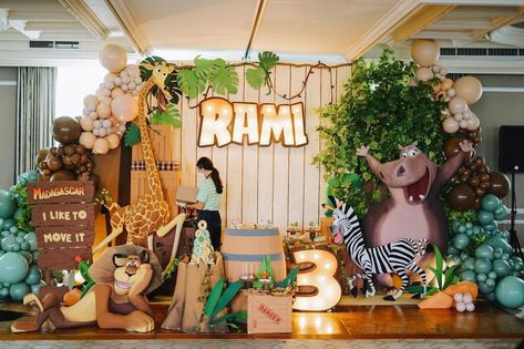 Madagascar Theme Party, Madagascar Party Decorations, Madagascar Birthday Party, Small Setup, Madagascar Party, Cake Backdrops, Jungle Theme Birthday, Safari Theme Birthday, Simple Birthday Decorations