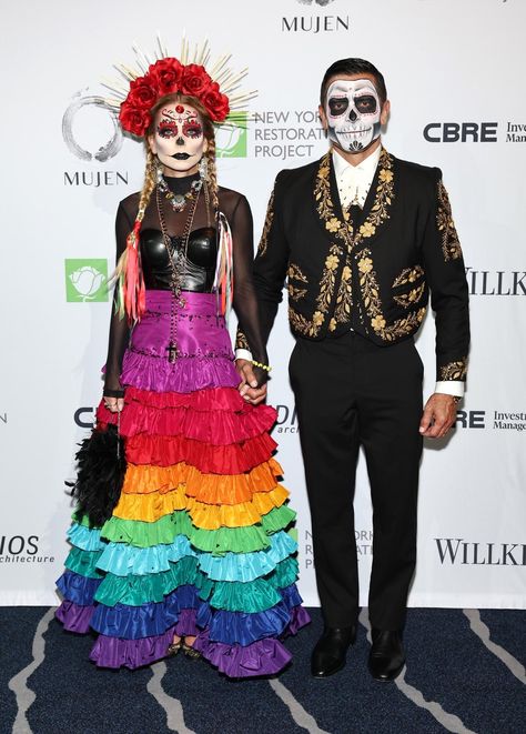 Costumes 2023, Best Celebrity Halloween Costumes, Halloween Infantil, Mark Consuelos, Annual Halloween Party, Matching Halloween Costumes, Celebrity Halloween, Couple Costumes, Celebrity Halloween Costumes