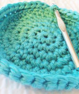 Crochet Storage Baskets Free, Diy Crochet Basket, Easy Crochet Basket Pattern, Crochet Basket Tutorial, Chunky Yarn Crochet, Easy Beginner Crochet Patterns, Crochet Basket Pattern Free, Crochet Storage Baskets, Yarn Basket