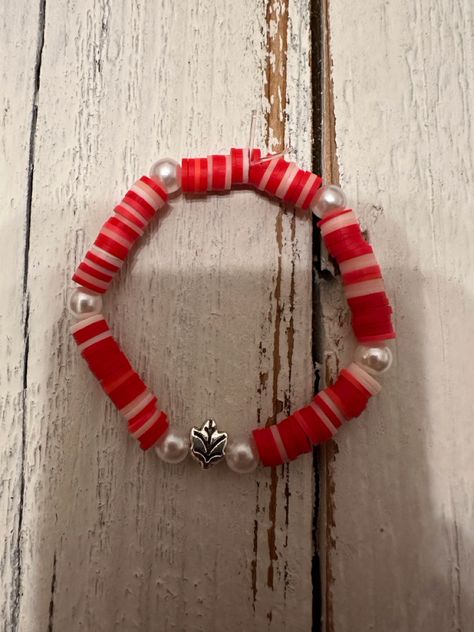 Red bracelet with silver leaf and pearl spacers. Red Bracelet Ideas, Bead Bracelet Ideas, Band Bracelets, Clay Bracelets, Beaded Braclets, Preppy Bracelets, Autumn Bracelet, Clay Bead Bracelet, Rubber Band Bracelet