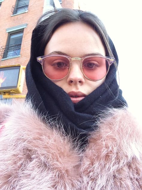 Anna Engstrøm Atlanta De Cadenet Taylor, Glasses Design, Hobo Chic, Pink Lenses, Oakley Frogskins, Ray Ban Sunglasses Outlet, Rose Colored Glasses, Fashion Glasses, Wearing Glasses