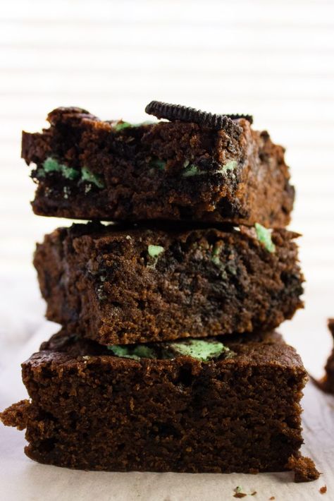 Simple Brownie Recipe, Chocolate Mint Brownies, Vegan Egg, Mint Brownies, Chocolate Sandwich, Chocolate Sandwich Cookies, Brownies Recipe Easy, Chocolate Mint, Brownie Batter