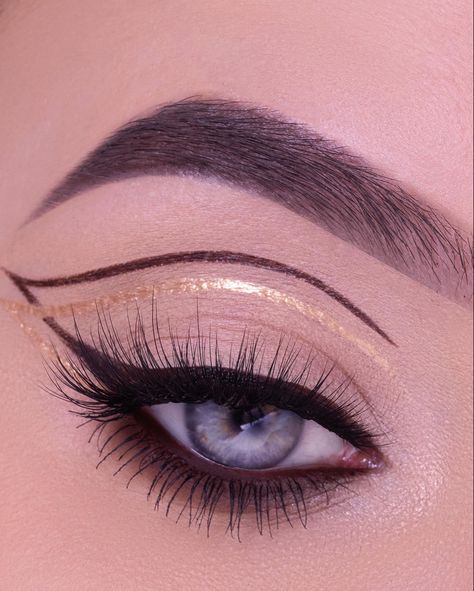 Golden Eyeliner Look, Graphic Look Makeup, Gold Eyeliner Makeup Looks, Golden Eyeliner Make Up, Double Graphic Liner, Graphic Brown Eyeliner, Trendy Eyeliner Looks, Gold Liner Eye Makeup, Double Eyeliner Makeup