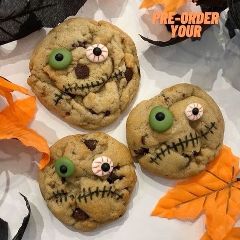 Baking Mama on Instagram: "Pre-order your Halloween Cookies. Available in Classic Choco Chip, Choco Chip with Seasalt, Double Choco Cookie, Birthday Cookie and Oatmeal Raisin Cookies. Email tina@bakingmama.com. #halloweencookies #halloween #halloween2020 #hoboken #jerseycity #hobokenfamilies #jcfamilies #iambakingmama #bakingmama" Chocolate Chip Halloween Cookies, Decorated Chocolate Chip Cookies, Halloween Chocolate Chip Cookies, Fun Halloween Appetizers, Cookie Birthday, Choco Chip Cookies, Halloween Cookies Decorated, Birthday Cookie, Halloween Appetizers