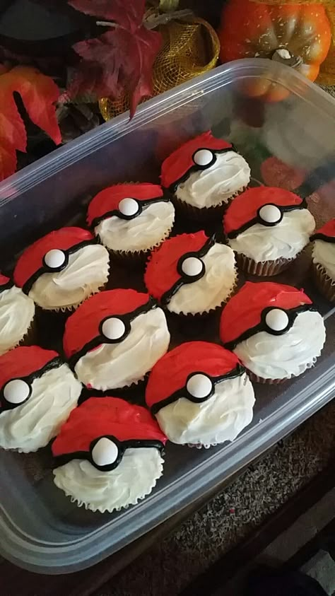 Pokemon Birthday Cupcakes, Pokemon Pull Apart Cupcake Cake, Pokémon Cupcakes, Pokeball Cupcake Pull Apart, Pokemon Theme Cupcakes, Poke Ball Cupcakes, Pokemon Ball Cupcakes, Pokeball Cupcakes, Pokemon Party Decorations