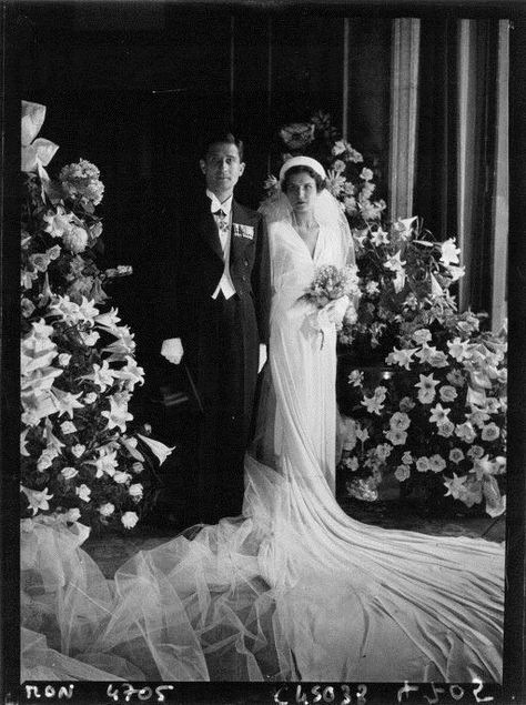 Wedding of Paul-Louis Weiller and Aliki Diplarakou, 1932 Victoria Mansion, Victorian Ghost, Old Wedding Photos, Vintage Bridal Fashion, Bride Dress Vintage, Chic Vintage Brides, Fashion Bride, Isabella Rossellini, Vintage Brides