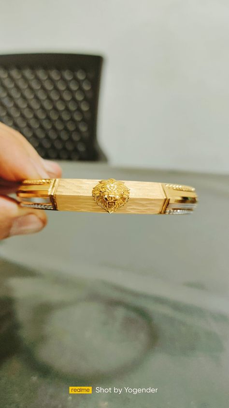 Gents Kada Design In Gold, Gents Bracelet Gold, Baby Pictures Poses, Kada Design, Gents Kada, Gents Bracelet, Best Couple Pictures, Pictures Poses, Bride Jewelry