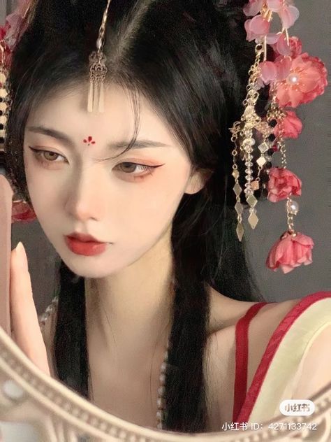 Sangjit Makeup Look, Douyin Chinese Makeup, Traditional Asian Makeup, Chinese Hanfu Makeup, Traditional Chinese Makeup Look, Traditional Korean Makeup, Makeup Looks Chinese, Traditional Japanese Makeup, Chinese Eye Makeup