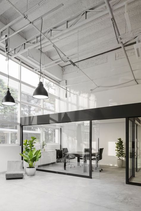 Tall Ceiling Office Design, Office In Warehouse, Fashion Warehouse Office, Modern Warehouse Interior, High Ceiling Office Interior, Office With High Ceilings, White Industrial Office, Office High Ceiling, Industrial Office Space Design