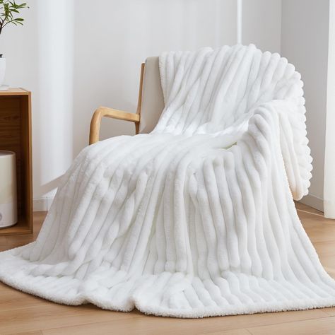 Sofa Bed Living Room, Bed Living Room, White Throw Blanket, Chair Sofa Bed, Faux Fur Throw Blanket, White Throws, Faux Fur Blanket, Blanket For Couch, Fluffy Blankets