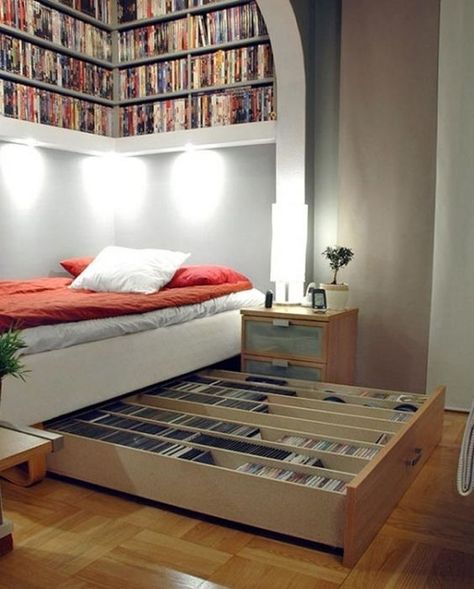 Under Bed Book Storage - Abuzeedo Idea Bilik Tidur, Small Bedrooms, Small Space Solutions, Organizing Ideas, Cool Ideas, Under Bed, Room Decorations, Home Library, Home Interiors