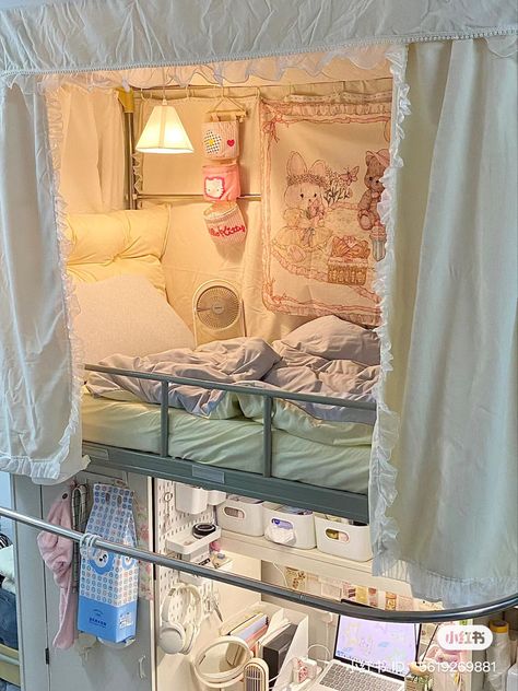 3 Person Bedroom Ideas Small Spaces, Chinese Dorm Room Aesthetic, Desk Under Bed Aesthetic, Loft Beds Aesthetic, Coquette Loft Bed, Bunk Bed Room Inspo Aesthetic, Chinese Dorm Room, Aesthetic Room Loft Bed, Dorm Bunk Bed Ideas