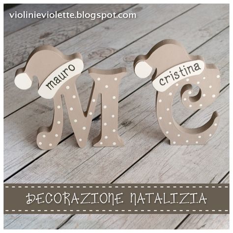 VIOLINI E VIOLETTE: lettere in legno tagliate con macchina di precisione e decorate in stile country con colori chalk Christmas Place, Simple Christmas Decor, Country Paintings, Christmas Wood Crafts, Wooden Projects, Christmas Crafts Decorations, Craft Box, Christmas Wood, Laser Cut Wood