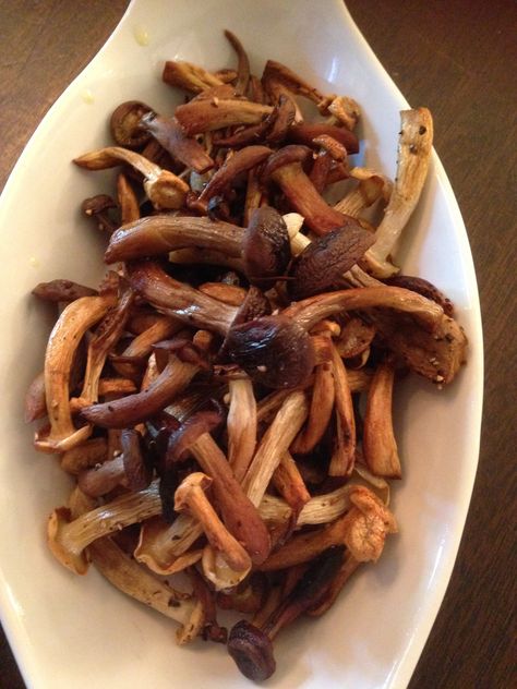 Crispy Roasted Beech Mushrooms Beech Mushroom Recipe, Mushroom Recipes Indian, Beech Mushrooms, Mushroom Stir Fry, Fantasy Food, Mushroom Recipe, Vegetarian Menu, Veggie Meals, Eating Organic