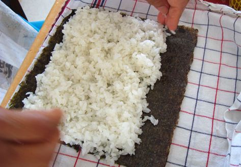 How To Roll Sushi Without Mat, Sushi Fillings, Sushi Mat, Make Sushi, Roll Sushi, Diy Sushi, How To Roll, Nori Seaweed, Raw Carrots