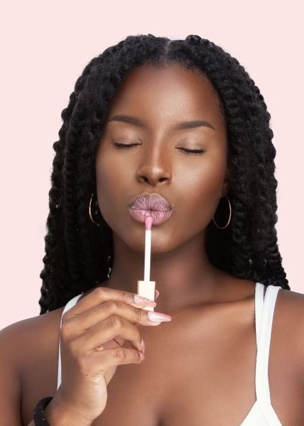 Lip Photoshoot Ideas, Lipgloss Model Photoshoot, Lip Gloss Brand Photoshoot, Lip Gloss Shoot Ideas, Lip Oil Photoshoot, Lip Gloss Model Photography, Make Up Product Photoshoot, Lipgloss Branding, Lip Gloss Photoshoot