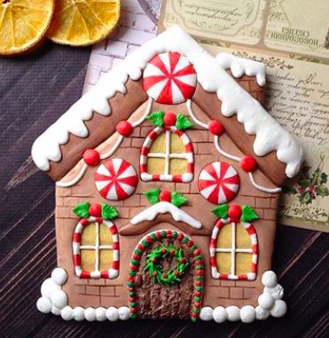 Mini Gingerbread House Ideas Decoration, Gingerbread Houses Decorating, Gingerbread Designs Ideas, North Pole Gingerbread House Ideas, Decorated Gingerbread Houses, Sugar Cookie Gingerbread House, Gingerbread House Decorated Cookies, Christmas House Cookies Decorated, Gingerbread House Sugar Cookies