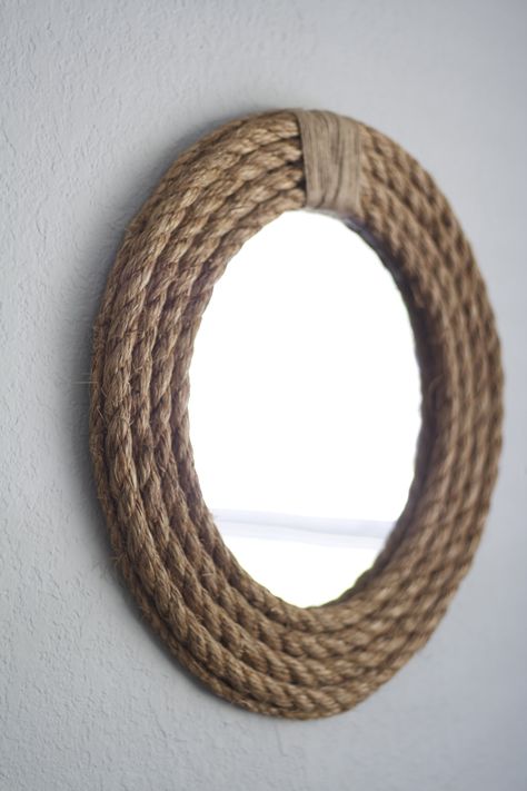 DIY Rope Mirror Diy Rope Mirror, Diy Mirror Design, Diy Rope Design, Diy Mirrors, Spiegel Diy, Suitcase Stand, Decor With Ropes, Plain Mirror, Mirror Decor Ideas