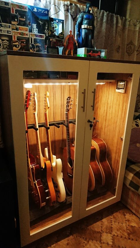 Diy Guitar Cabinet, Guitar Display Cabinet, Guitar Storage Ideas, Guitar Organization, Guitar Room Ideas, Guitar Wall Display, Guitar Storage Cabinet, Guitar Display Wall, Guitar Case Storage