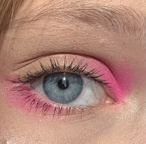 Simple Pink And Brown Eyeshadow, Pink Makeup Looks Easy, Cool Eye Shadow Looks, Simple Colorful Makeup, Easy Colorful Makeup, Pop Of Color Eyeshadow, Easy Make Up Ideas, Funky Makeup, Gemini Rising