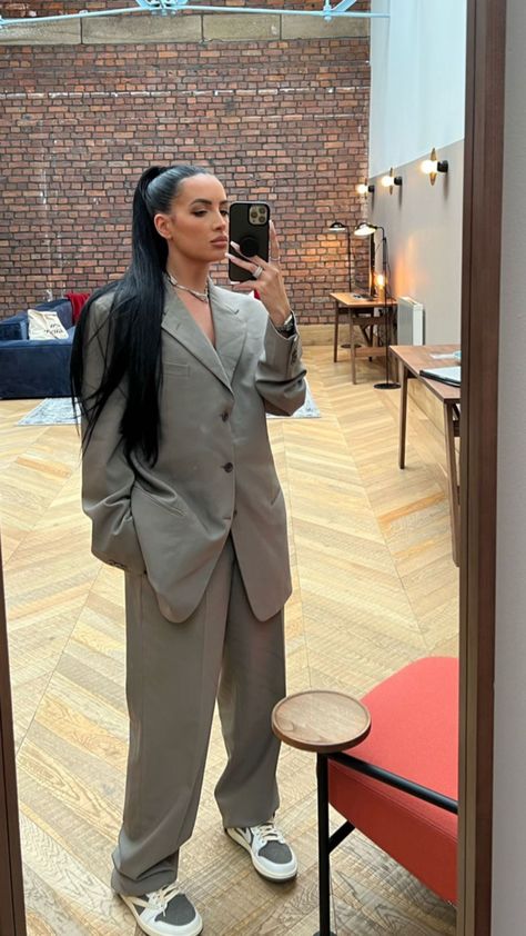 Street Style Office Wear, Elevated Tomboy Style, Full Grey Outfit, Publicist Outfit, Business Streetwear Women, Loose Suits For Women, Streetwear Chic Outfit, Bridal Stylist Work Outfit, Corporate Baddie Aesthetic Outfit