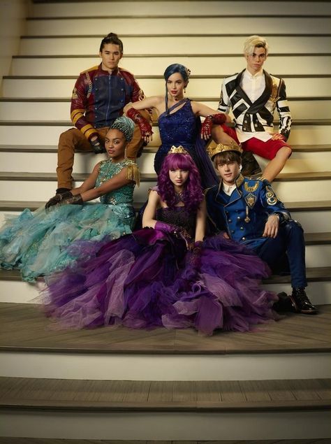 The Descendants Movie, Descendants Ben, Disney Descendants Characters, Descendants Pictures, Mal Descendants, Disney Descendants Movie, Descendants Characters, Mal And Evie, Descendants Cast