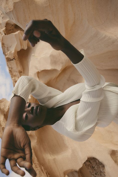 Jonas Müller for ELLE Norway with Amba Nyima - Fashion Editorials Desert Fashion Shoot Editorial, Sand Fashion Editorial, Washing Line Photoshoot, Greece Editorial, Dance Fashion Editorial, Desert Aesthetic Fashion, Desert Fashion Shoot, Desert Fashion Editorial, Desert Fashion Photography