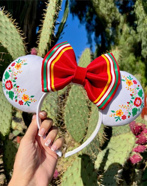 Proudly represent your roots and Mexican pride with our México Lindo Pixie Pair! These fabulously festive ears are made with white fabric and decorated with hand drawn florals that were transferred onto vinyl in vibrant colors. This pair can either be topped off with a magical red, green or yellow bow & vibrant  vinyl ribbon-like detailing or without the vinyl detailing on the ends. These will make your next park adventure even more special! ✦Do you tend to experience sliding with Mouse Ears? No Disney Ears Floral, Disney Bound Outfits Casual, Mexican Pride, Diy Disney Ears, Disney Ears Headband, Diy Mickey Ears, Minnie Ears Headband, Mexican Theme, Floral Wallpaper Iphone