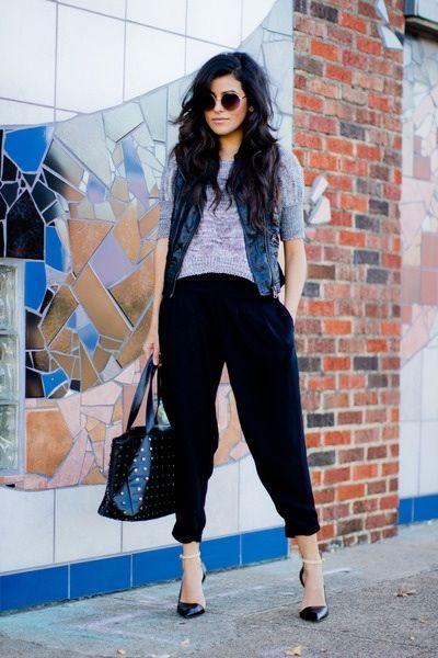 parachute pants Harem Pants Outfit, Harlem Pants, Urban Outfitters Sunglasses, Outfit Pants, Black Harem Pants, Studded Handbag, Dubai Style, Fashion Forecasting, Causal Outfits