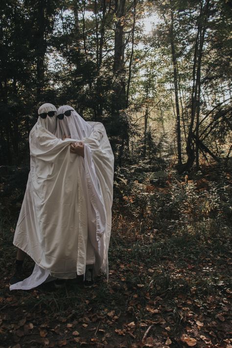 Couple Ghost Photoshoot, Ghost Couple Photoshoot, Bedsheet Photoshoot, Ghosts Photoshoot, Bedsheet Ghost, Ghost Shoot, Ghost Bed, Ghost Sheet, Season Pictures